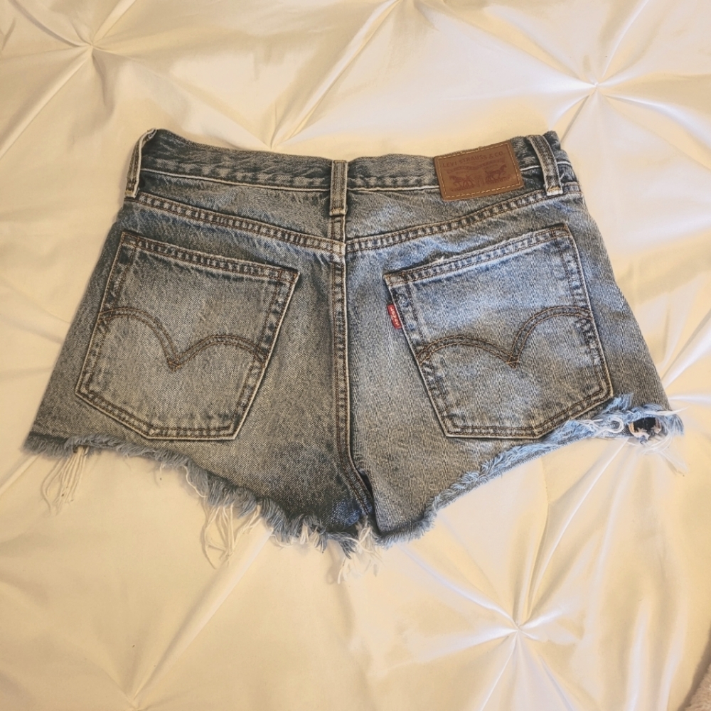 Levi high rise Jean shorts size 26 distrtressed